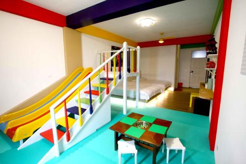 a kids room with a slide and a bunk bed at 豐原廟東自助民宿 in Fengyuan