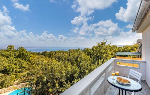 un balcone con tavolo e vista sull'oceano di 3 Bedroom Awesome Home In Krk a Risika