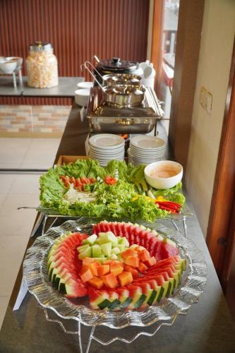 a tray of fruit and vegetables on a counter at Parama Bromo Hotel in Ngadisari