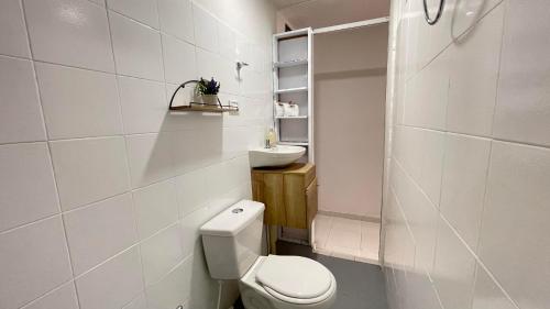 カリにあるApartamentos Sur de Cali Amplios bien ubicadosのトイレと洗面台を備えた白いバスルーム