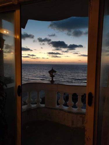 شقة فندقية بغرفتي نوم فيو بحر كامل اسكندرية