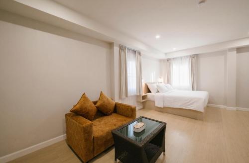Postel nebo postele na pokoji v ubytování Eng Fah Luang Hotel