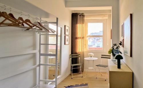 a room with a ladder and a table and a window at Apartamento Arcoiris in Betanzos