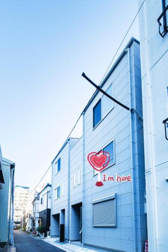 a building with a heart painted on the side of it at 全新三之轮一户建b栋 in Tokyo