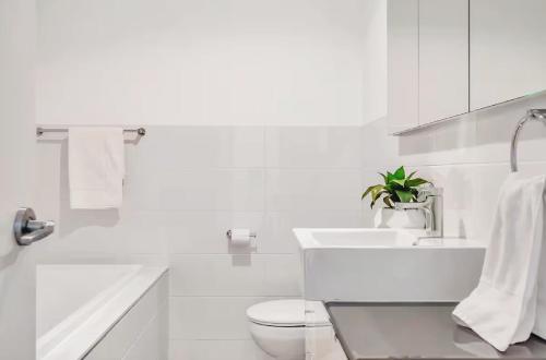Ένα μπάνιο στο Monochrome Muse - Stylish Retreat near CBD & Beach