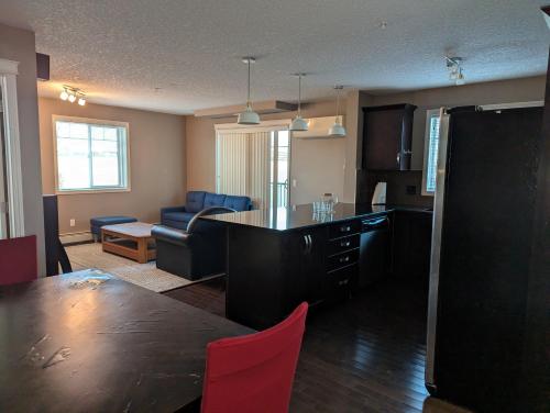 Ruang duduk di Well located Condo in North of Calgary