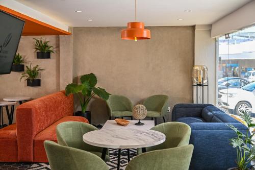 Χώρος καθιστικού στο Vista Express Guadalajara Expo SureStay Collection by BW