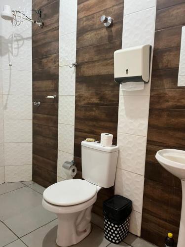 a bathroom with a toilet and a sink at Apto 1 Central em Fátima do Sul térreo in Fatima do Sul