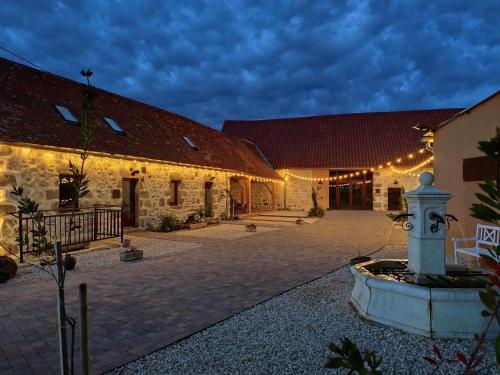 Photo de la galerie de l'établissement Gîte avec Spa, Cheminée, Nature et Confort à Montaigu-le-Blin - FR-1-489-522, à Montaigu-le-Blin