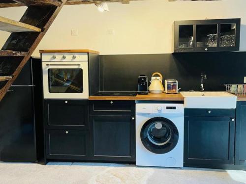 Photo de la galerie de l'établissement Gîte avec Spa, Cheminée, Nature et Confort à Montaigu-le-Blin - FR-1-489-522, à Montaigu-le-Blin