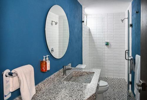 Ένα μπάνιο στο Vista Express Guadalajara Expo SureStay Collection by BW