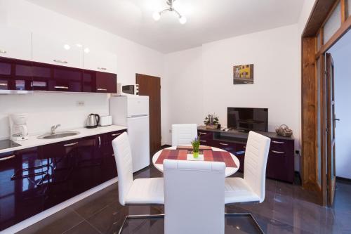 ブルガスにあるCentral Beach GUEST ROOMSのキッチン(テーブル、白い椅子付)