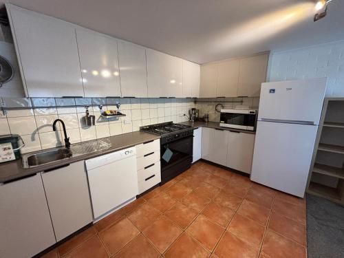 Η κουζίνα ή μικρή κουζίνα στο Cedarwood Apartments