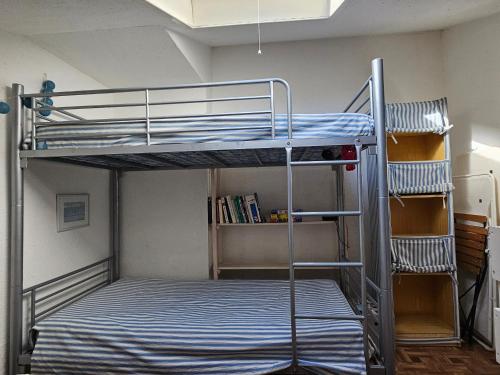 a bunk bed in a room with a bunk bedutenewayangering at Maisonnette proche plage et forêt, parking, wifi - FR-1-476-230 in La Faute-sur-Mer