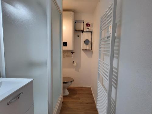 une salle de bain blanche avec des toilettes et un lavabo dans l'établissement Appartement pour 2, balcon, parking, près plage – Saint Brevin l'Océan - FR-1-364-176, à Saint-Brévin-les-Pins