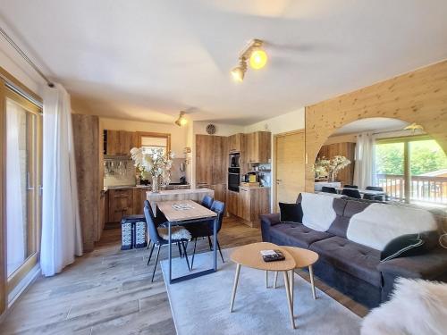 un salon avec un canapé et une table dans l'établissement Appartement standing à Combloux avec balcon et parking - FR-1-560-156, à Combloux