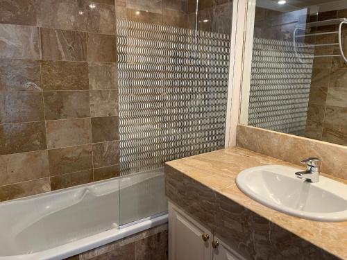 une salle de bain avec un lavabo, une douche et une baignoire dans l'établissement Appartement T3 en bord de mer avec parking sécurisé et WiFi - FR-1-374-230, à Arcachon