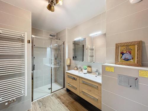 une salle de bain avec douche et lavabo dans l'établissement Appartement standing à Combloux avec balcon et parking - FR-1-560-156, à Combloux