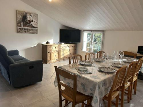 une salle à manger avec une table, des chaises et une télévision dans l'établissement Appartement rénové 3 chambres proche plage avec jardin et WiFi à Noirmoutier - FR-1-224B-238, à Noirmoutier-en-l'lle