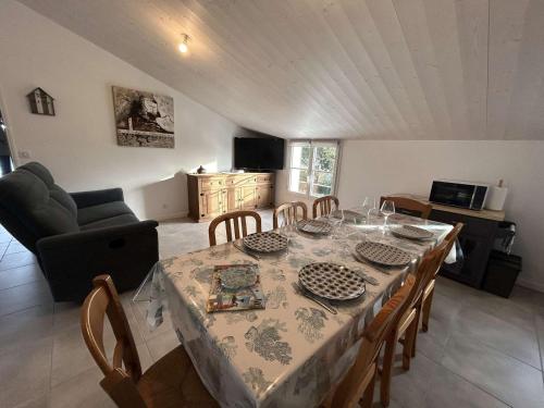 Μια τηλεόραση ή/και κέντρο ψυχαγωγίας στο Appartement rénové 3 chambres proche plage avec jardin et WiFi à Noirmoutier - FR-1-224B-238