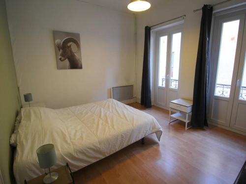 ein Schlafzimmer mit einem Bett mit einem Bild eines Pferdes an der Wand in der Unterkunft Maison cosy 3 ch., proche marché et télécabine à Luchon - FR-1-313-237 in Luchon