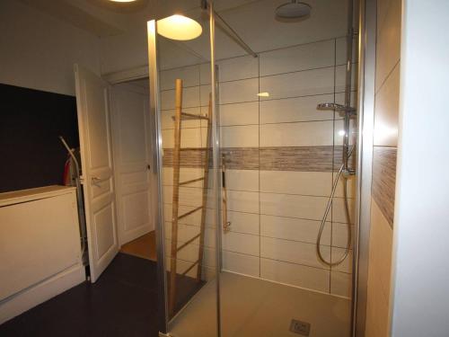 eine Dusche mit Glastür im Badezimmer in der Unterkunft Maison cosy 3 ch., proche marché et télécabine à Luchon - FR-1-313-237 in Luchon