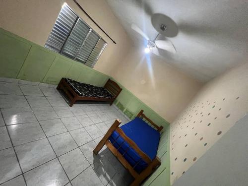 vue aérienne d'une chambre avec un lit et un ventilateur dans l'établissement mongaguá house 1 km, à Mongaguá