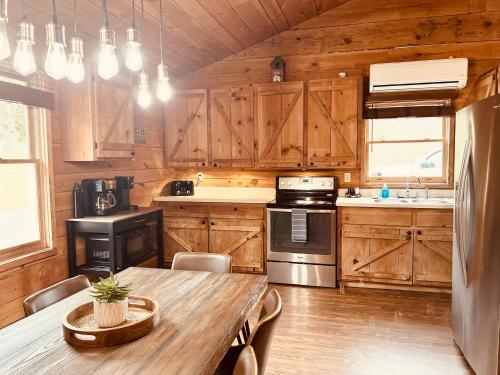 Kuchyň nebo kuchyňský kout v ubytování Firefly Fields 2-Acres With Guest House, Game Room, Mountain & River Views