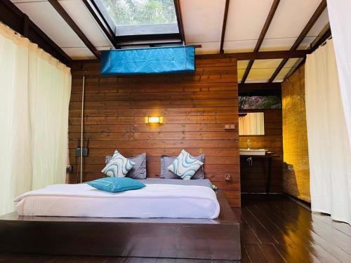 Un dormitorio con una cama en una pared de madera. en Skygazer, en Ella