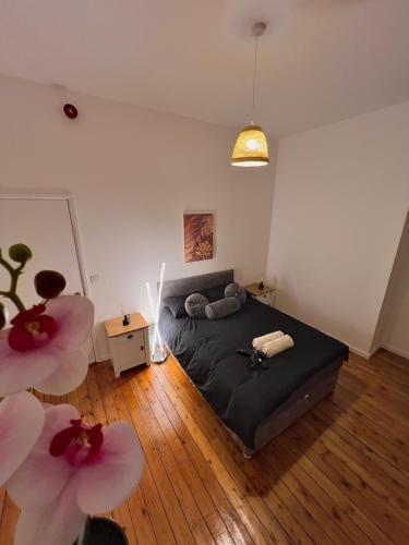 a bedroom with a bed and flowers on the floor at CityZenSanctuary - Snug Comfy 2BR Apartment Sleeps 6 Sheffield City Centre in Midland
