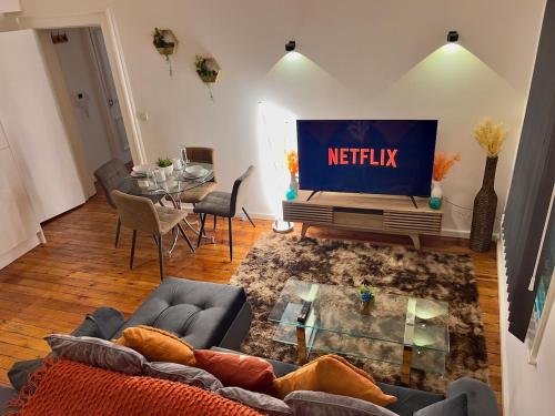 a living room with a couch and a tv at CityZenSanctuary - Snug Comfy 2BR Apartment Sleeps 6 Sheffield City Centre in Midland