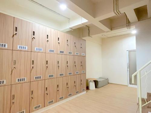 a large room with wooden lockers in a gym at Wonderful inn in Pattaya Central