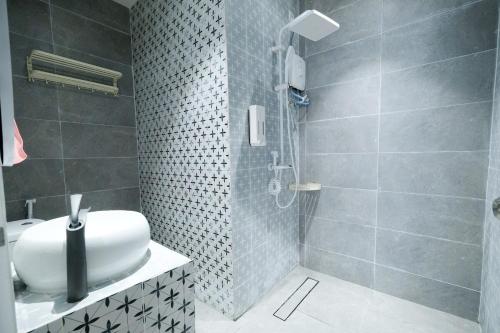 a bathroom with a white sink and a shower at Tung Kidcove Centrum Cameron in Brinchang