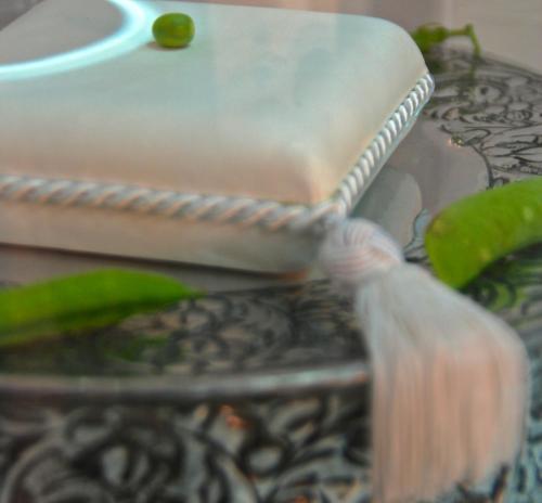 un pastel con una hoja verde sobre una mesa en La Princesa y El Guisante, en Conil de la Frontera
