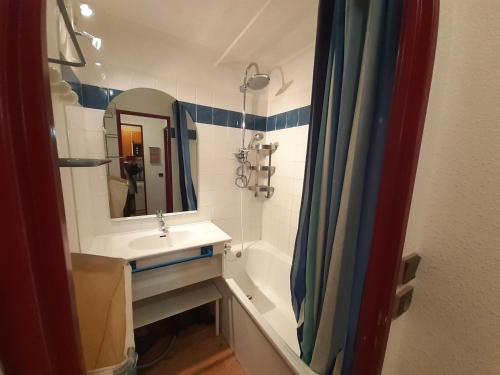 une salle de bain avec un lavabo, un miroir et une baignoire dans l'établissement Studio en station avec balcon sud, proche remontées, Wi-Fi, parking gratuit - FR-1-561-136, à Modane