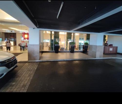 eine Lobby mit einem Auto in einem Gebäude in der Unterkunft Pakuwon Mall Orchard Tanglin Anderson Tower WIFI Netflix by AquHome in Surabaya