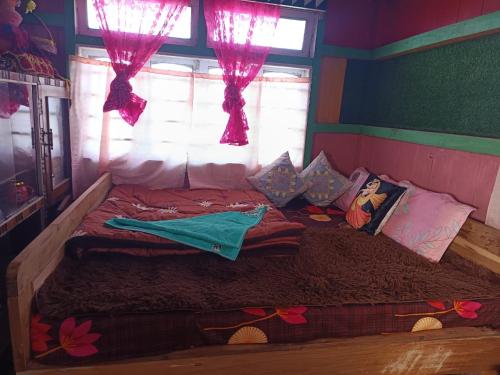 Katil atau katil-katil dalam bilik di Salakhahomestay