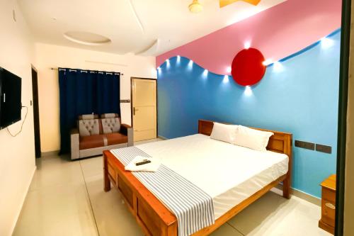 Ένα ή περισσότερα κρεβάτια σε δωμάτιο στο Ocean Queen Palace Poovar
