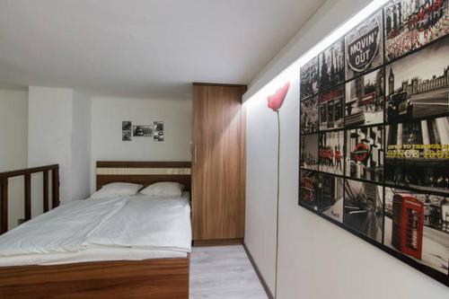 ブダペストにあるCheery Flatのベッドルーム1室(ベッド1台付)、壁にポスターが備わります。
