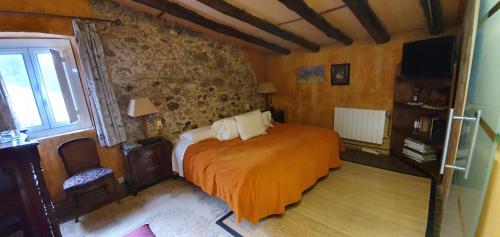 Una cama o camas en una habitación de B&B Mas Torrencito Pet Friendly