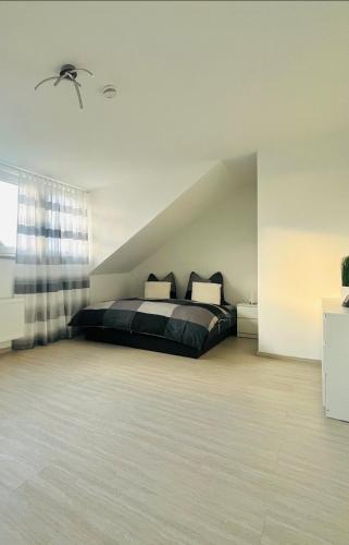 a bedroom with a black bed in a room at 75 qm Ferienwohnung Am Niederrhein mit privater Sauna in Friedrichsfeld