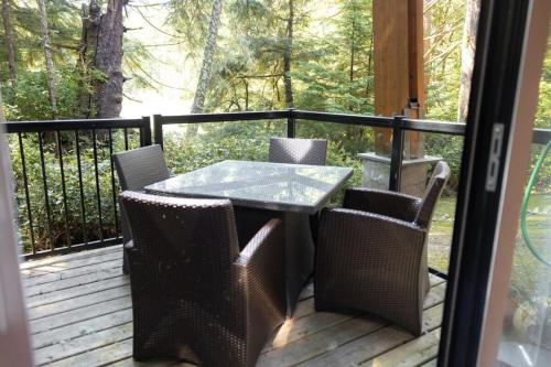 Balkoni atau teres di Boho Zen- 2 bedroom on the Inlet