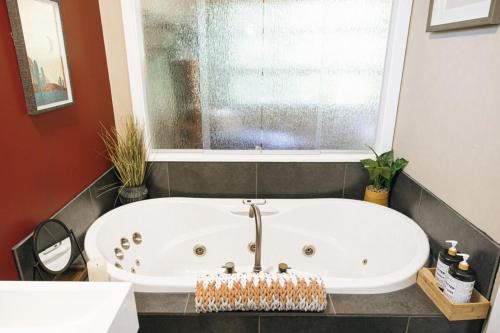 Bilik mandi di Boho Zen- 2 bedroom on the Inlet