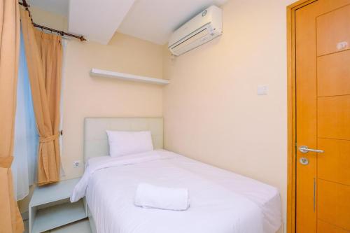Un pat sau paturi într-o cameră la Best Deal 2BR Apartment at Cinere Bellevue Suites By Travelio