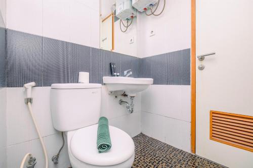 O baie la Best Deal 2BR Apartment at Cinere Bellevue Suites By Travelio