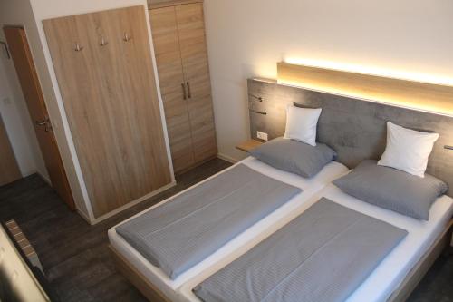 a bedroom with two beds and a closet at Hotel Am Vogelsanger Weg in Düsseldorf