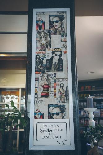Hotel Zovko Zagrebに飾ってある許可証、賞状、看板またはその他の書類