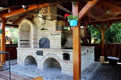 an outdoor brick oven in a patio at Alba Regia Pansion Egri in Jahodná