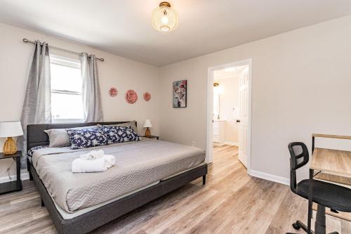 Postel nebo postele na pokoji v ubytování Renovated house close to Dtown Durham w king bed