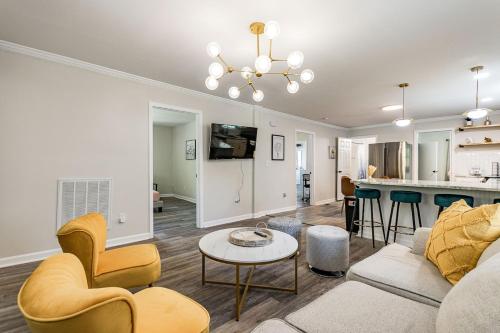 Kuchyň nebo kuchyňský kout v ubytování Renovated house close to Dtown Durham w king bed